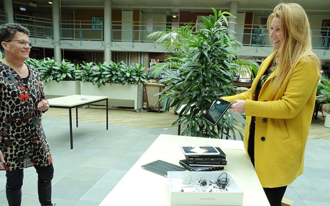 Help ons mee aan tablets en laptops voor zorgcentra