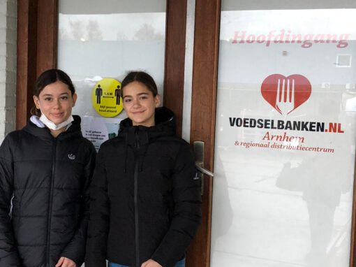 Isa en Migal schenken ruim 130 bingokaarten en traktaties aan de Voedselbank