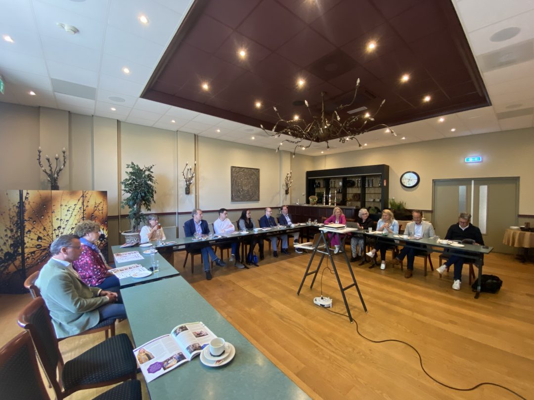 Uitreiking jaarverslag aan adviesgroep en bestuur LU